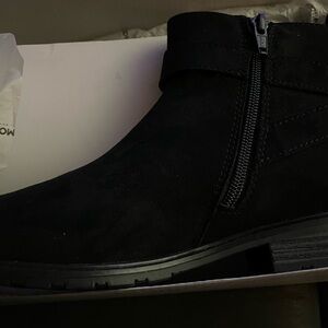 Sonoma women’s Black Zipper Boots